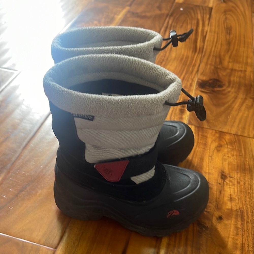 North face boys winter boots.